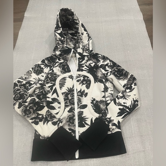 [US2]Lululemon scuba Hoodie Black/ White Floral Pattern - Picture 3 of 14